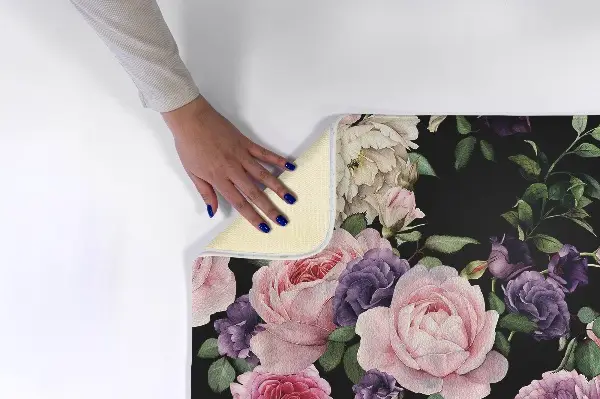 Teppich Blumen auf schwarzem Hintergrund