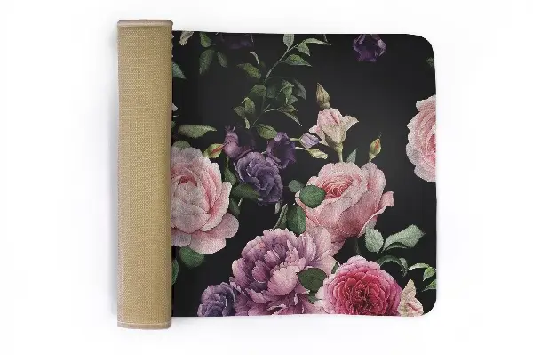 Teppich Blumen auf schwarzem Hintergrund