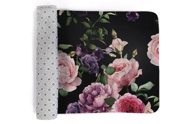 Teppich Blumen auf schwarzem Hintergrund