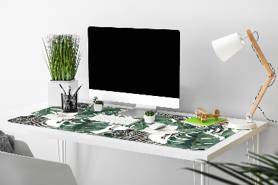 Büro-Schreibtischmatte Zebra in Blättern.