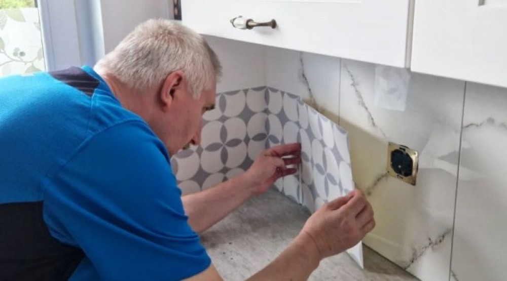 Wie deckt man alte Fliesen an der Wand ab? Einfache Tipps, um Ihr Interieur aufzufrischen